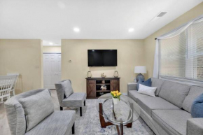 Cozy 2 Bedroom Duplex In Charlotte, Jacuzzi, Sleeps 6 plus 2